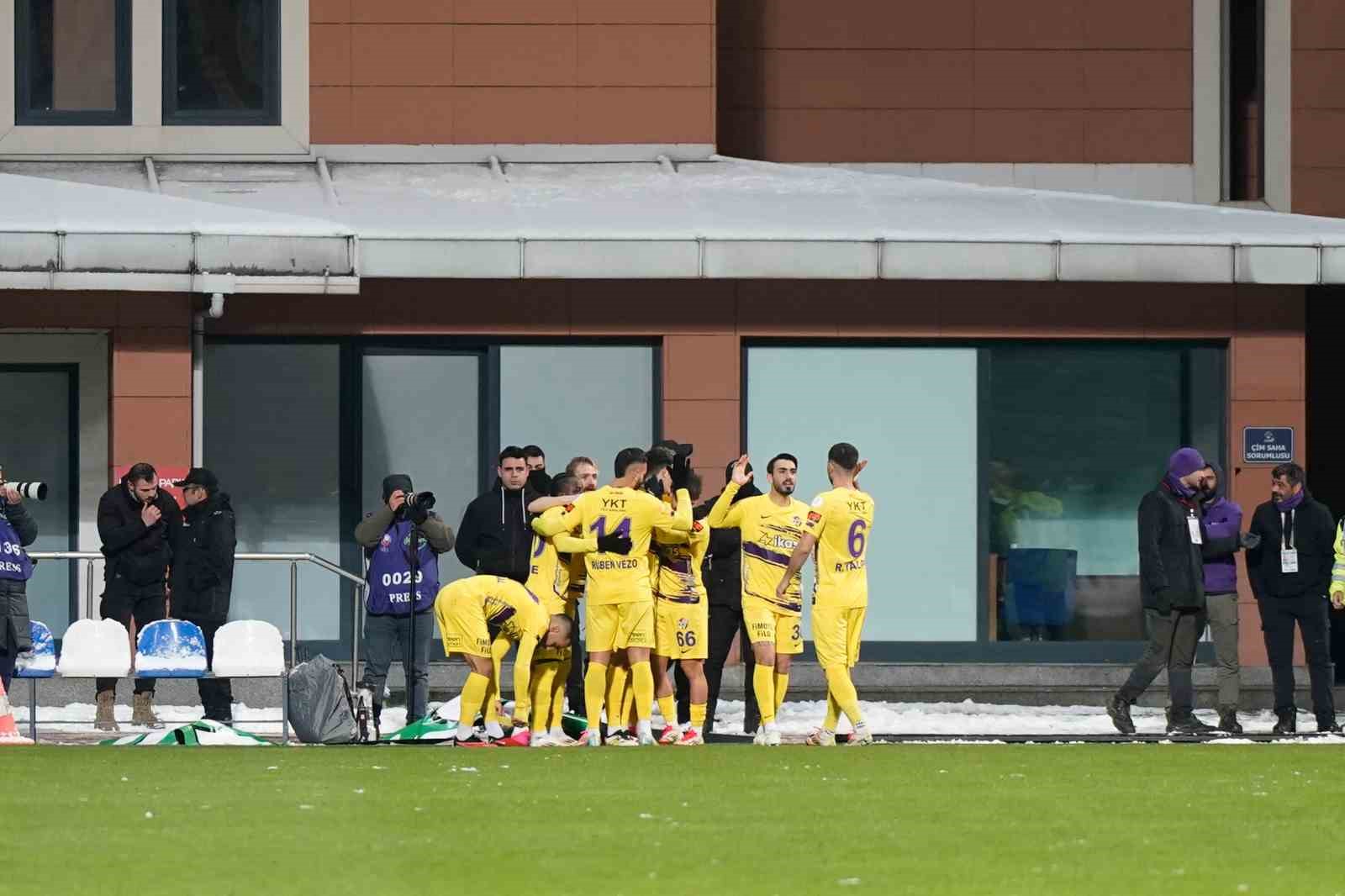 Trendyol Süper Lig: Eyüpspor: 1 - Beşiktaş: 0 (Maç devam ediyor)
