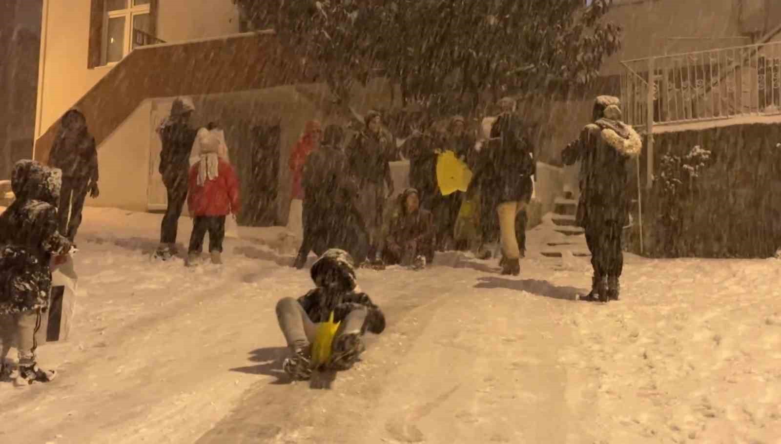Samsun’da vatandaşların kar eğlencesi: Ellerinde poşetlerle sokakta kaydılar