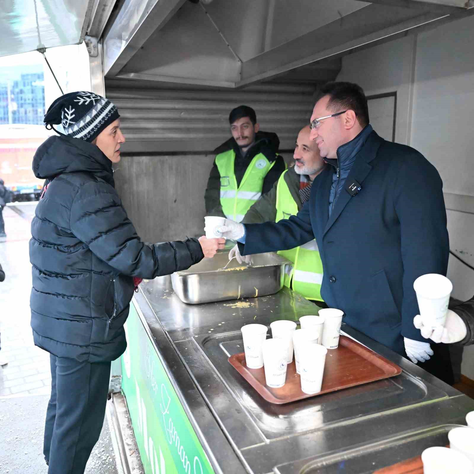 Gaziosmanpaşa’da soğuk havalarda 2 bin kişiye sıcak çorba ikramı
