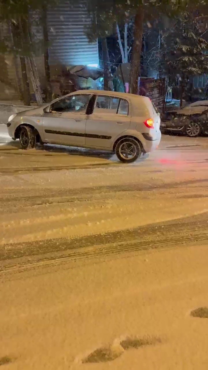 Sürücülerin buz pistine dönen yollarda zorlu imtihanı kamerada
