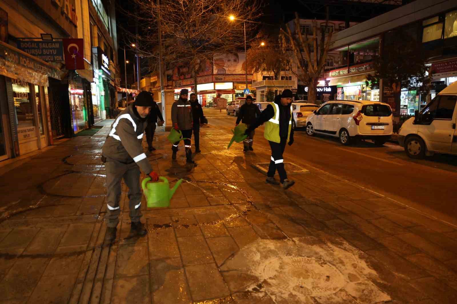 Kırıkkale&rsquo;de g&uuml;venli ulaşım i&ccedil;in tuzlama ve solisyon &ccedil;alışmaları yapıldı

