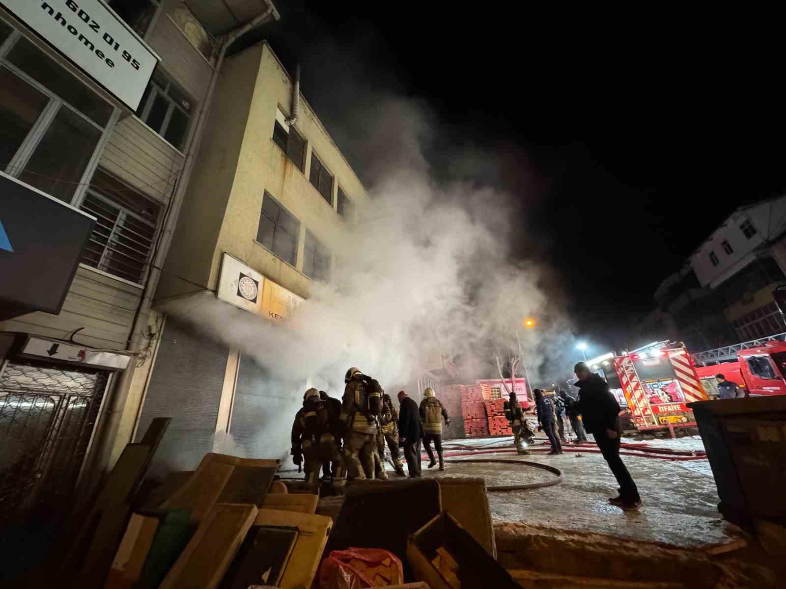 Ankara’da gece saatlerinde yangın paniği
