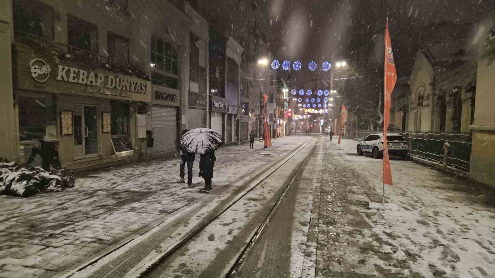 İstanbul’da kar yağışı 3’üncü gününde de devam etti
