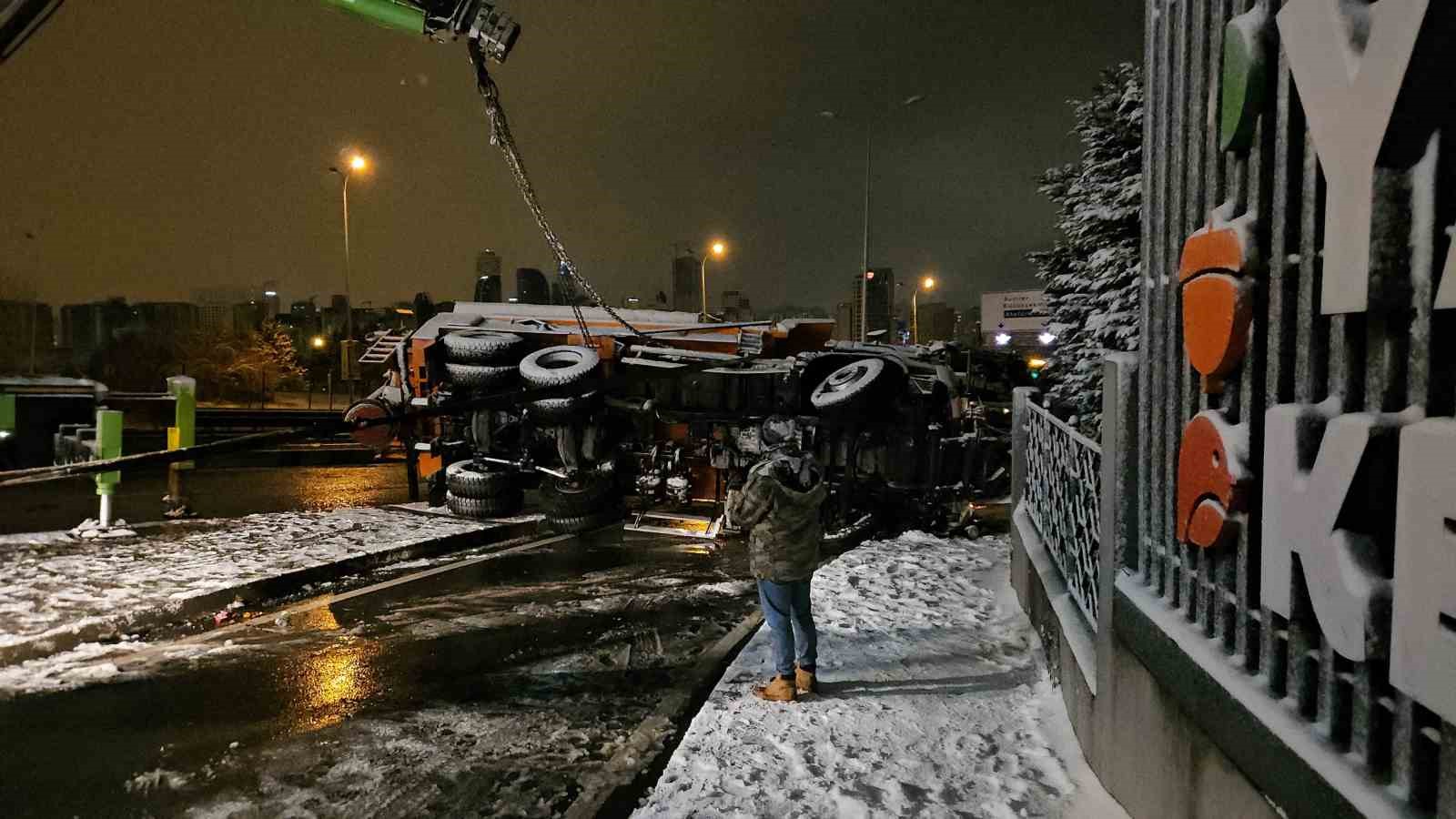 Beylikdüzü’nde kar küreme aracı devrildi: 1 yaralı
