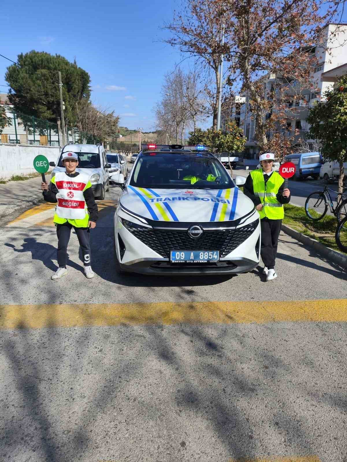 Trafik ekipleri, öğrenciler ile birlikte yaya önceliğine dikkat çekti