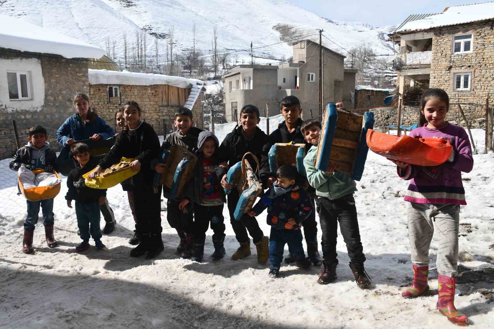 Şırnak’ta çocuklar ikiye böldükleri bidonlar ve kızaklarla kaymanın keyfini çıkardı
