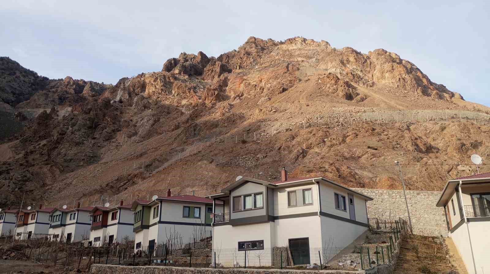 Tekkale köyünü tehdit eden kayalar için tel örgü çözüm