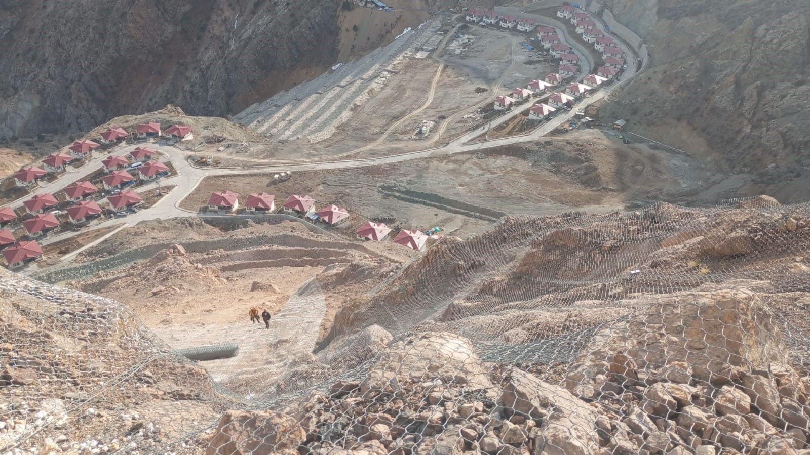 Tekkale k&ouml;y&uuml;n&uuml; tehdit eden kayalar i&ccedil;in tel &ouml;rg&uuml; &ccedil;&ouml;z&uuml;m
