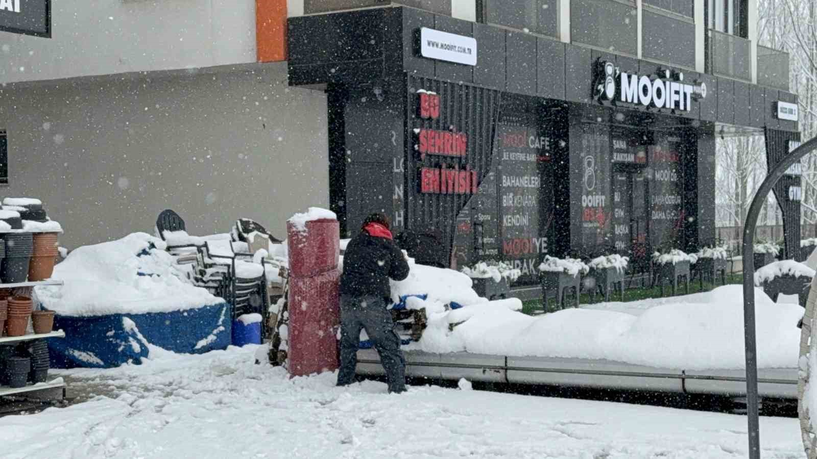 Yoğun kar yağışı esnafı vurdu
