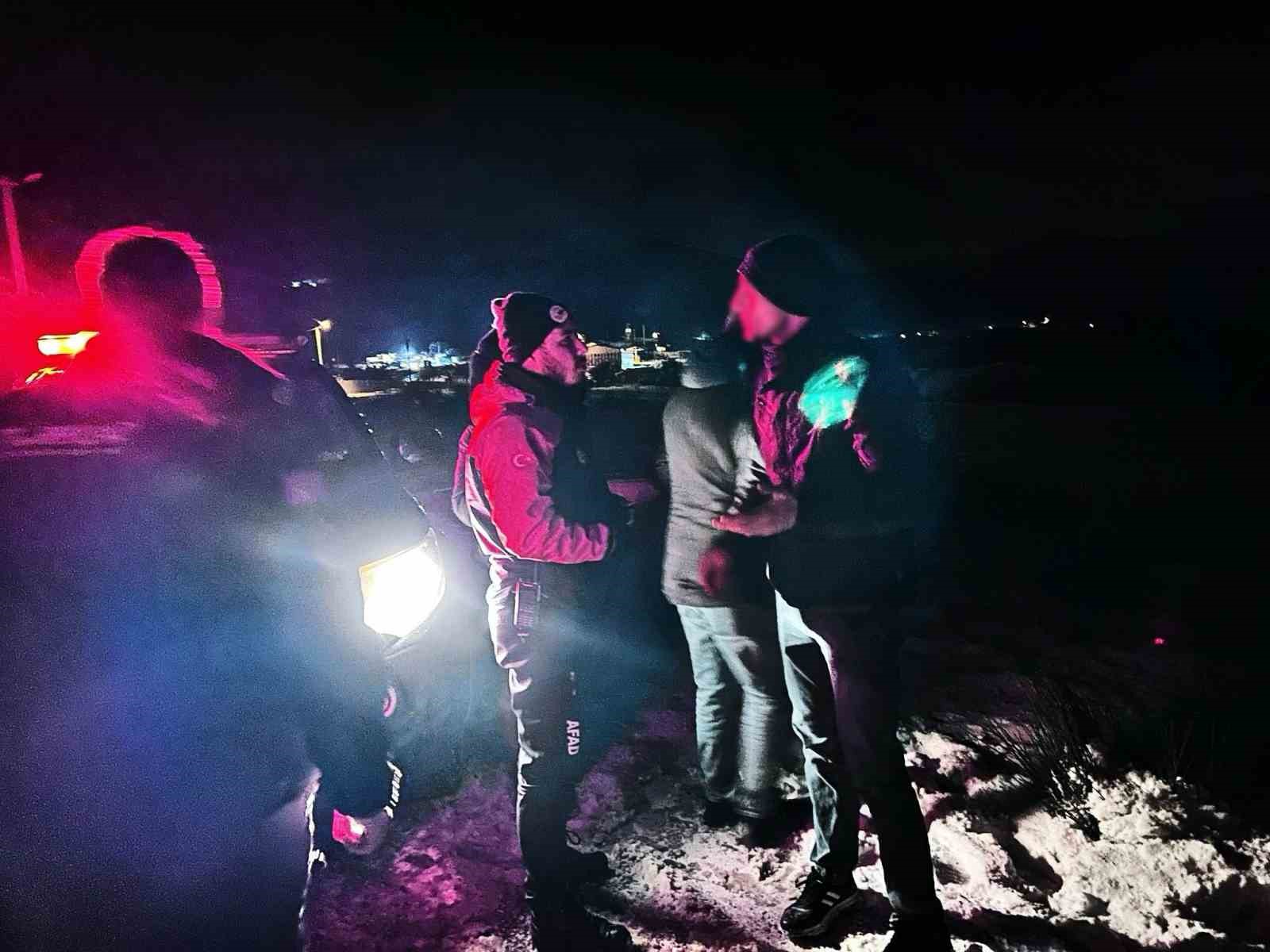 Yalova’da araçlarıyla mahsur kalan 3 kişi kurtarıldı