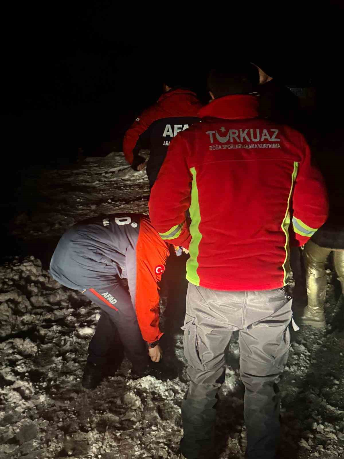 Yalova&rsquo;da ara&ccedil;larıyla mahsur kalan 3 kişi kurtarıldı
