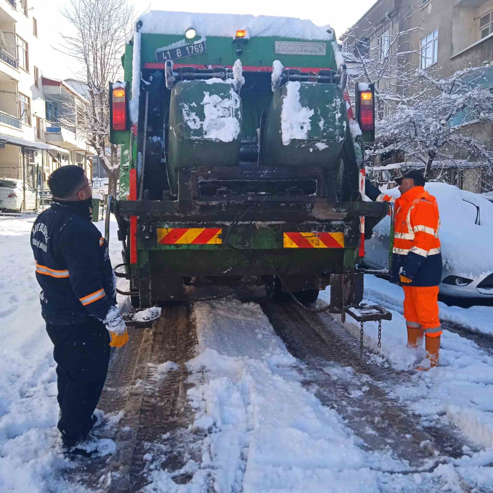 Temizlik çalışmaları kar kış demeden devam ediyor
