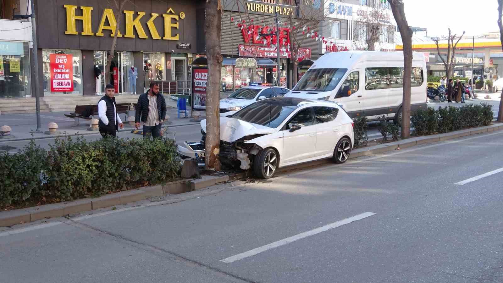 Direksiyon hakimiyetini kaybeden sürücü ağaca çarpıp durdu
