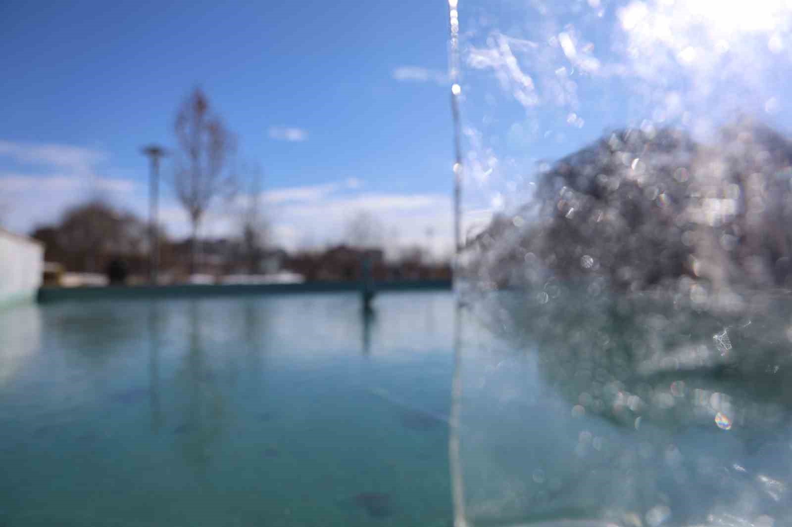 Elazığ’da soğuk hava etkili oldu, süs havuzu buz tuttu