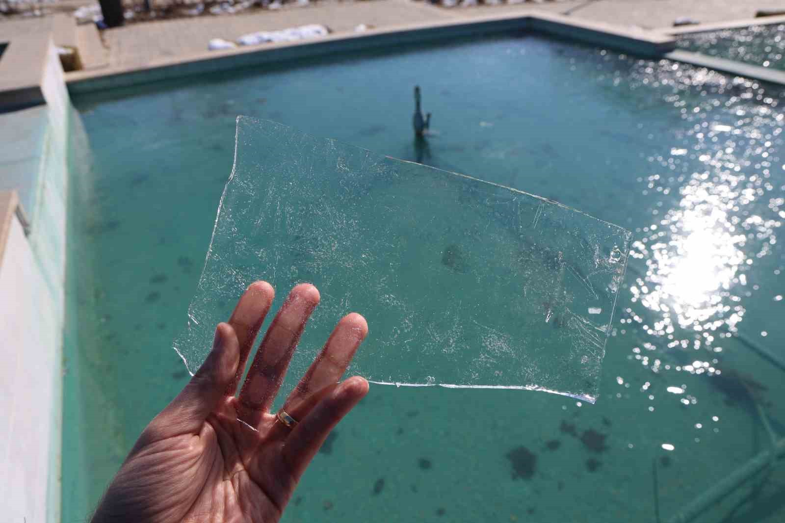 Elazığ&rsquo;da soğuk hava etkili oldu, s&uuml;s havuzu buz tuttu
