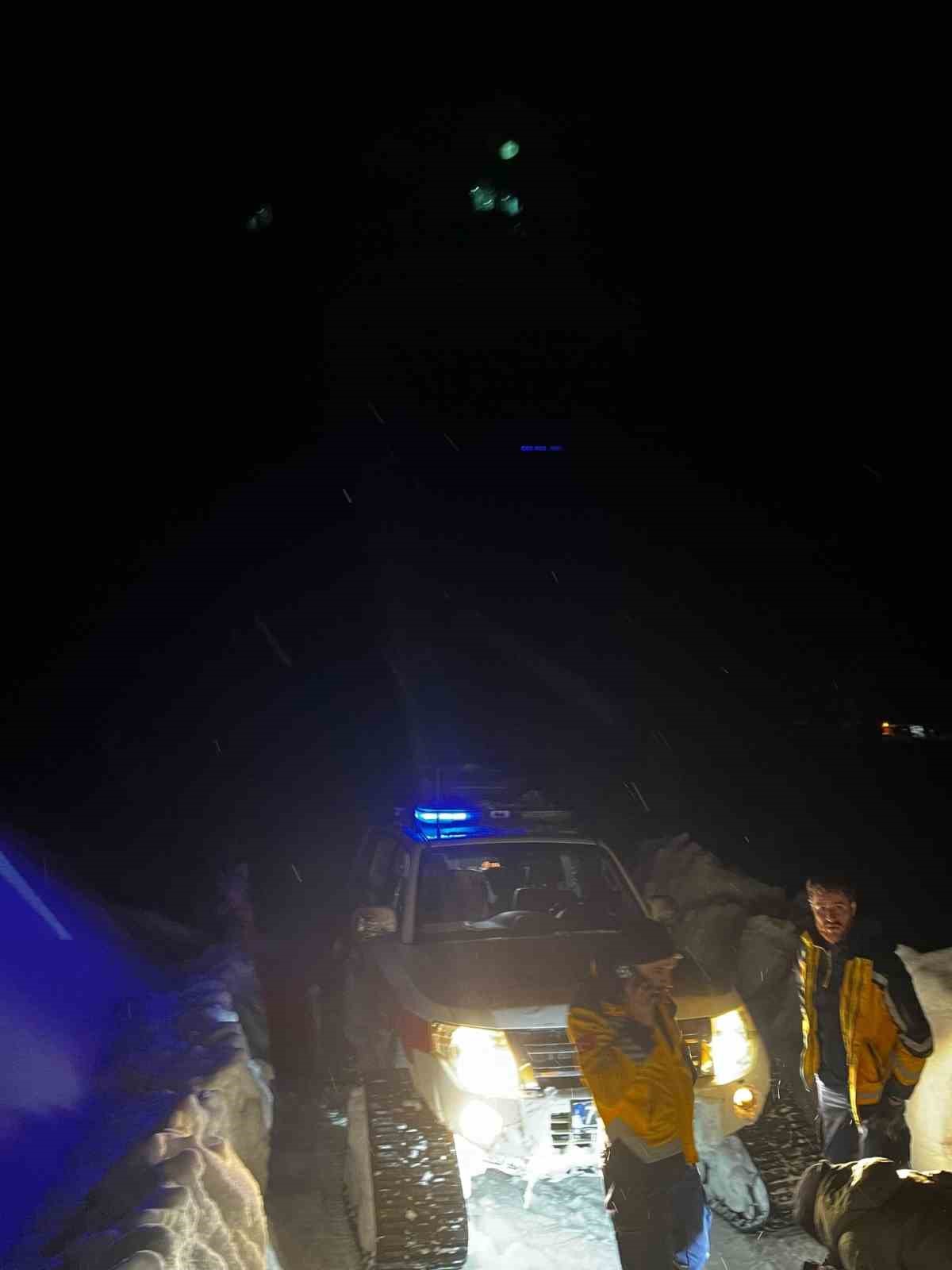 Kar nedeniyle yolu kapanan k&ouml;ydeki hasta, paletli ambulans yardımıyla hastaneye ulaştırıldı

