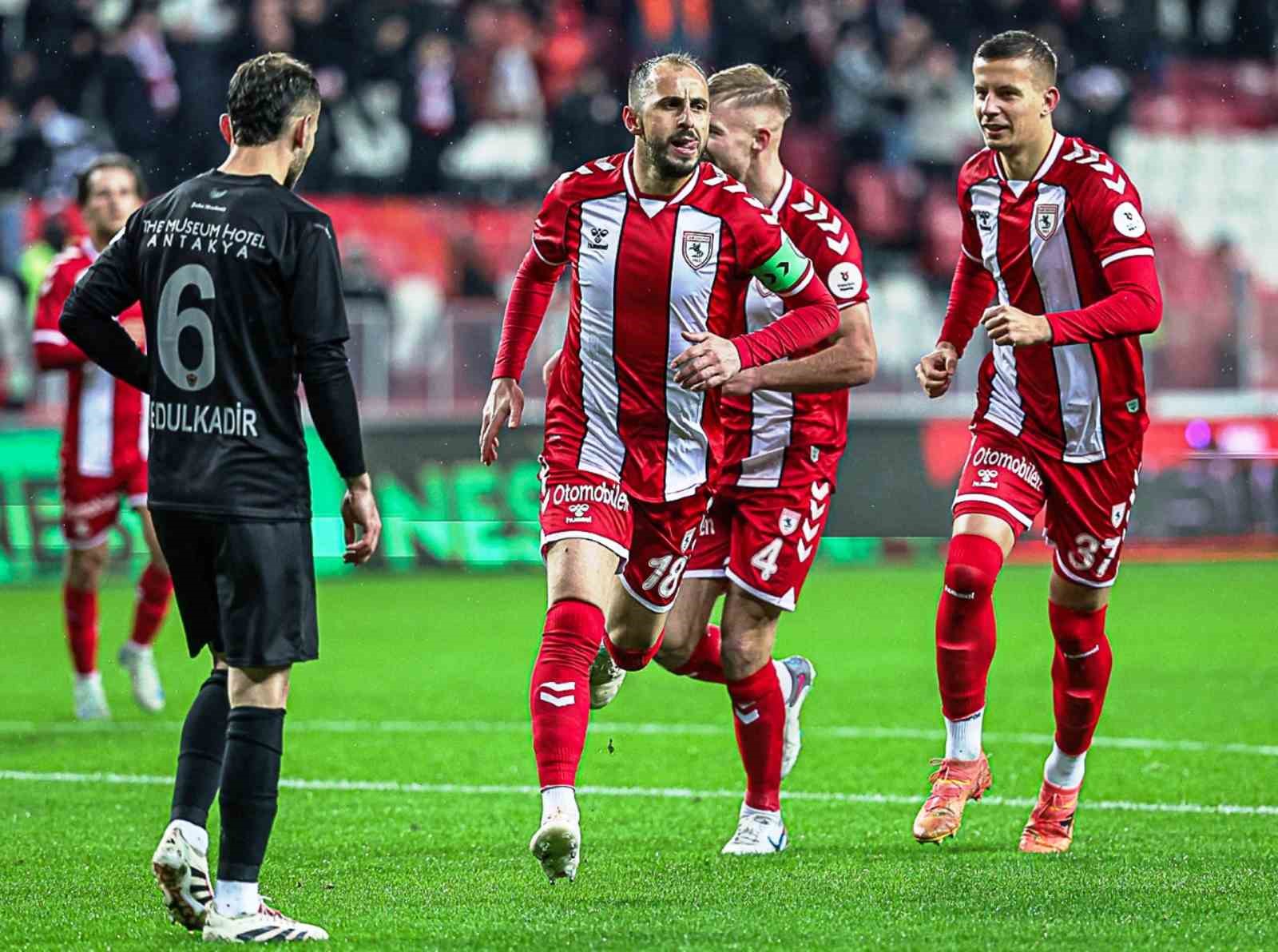 Samsunspor, 3 futbolcuyla s&ouml;zleşme uzattı
