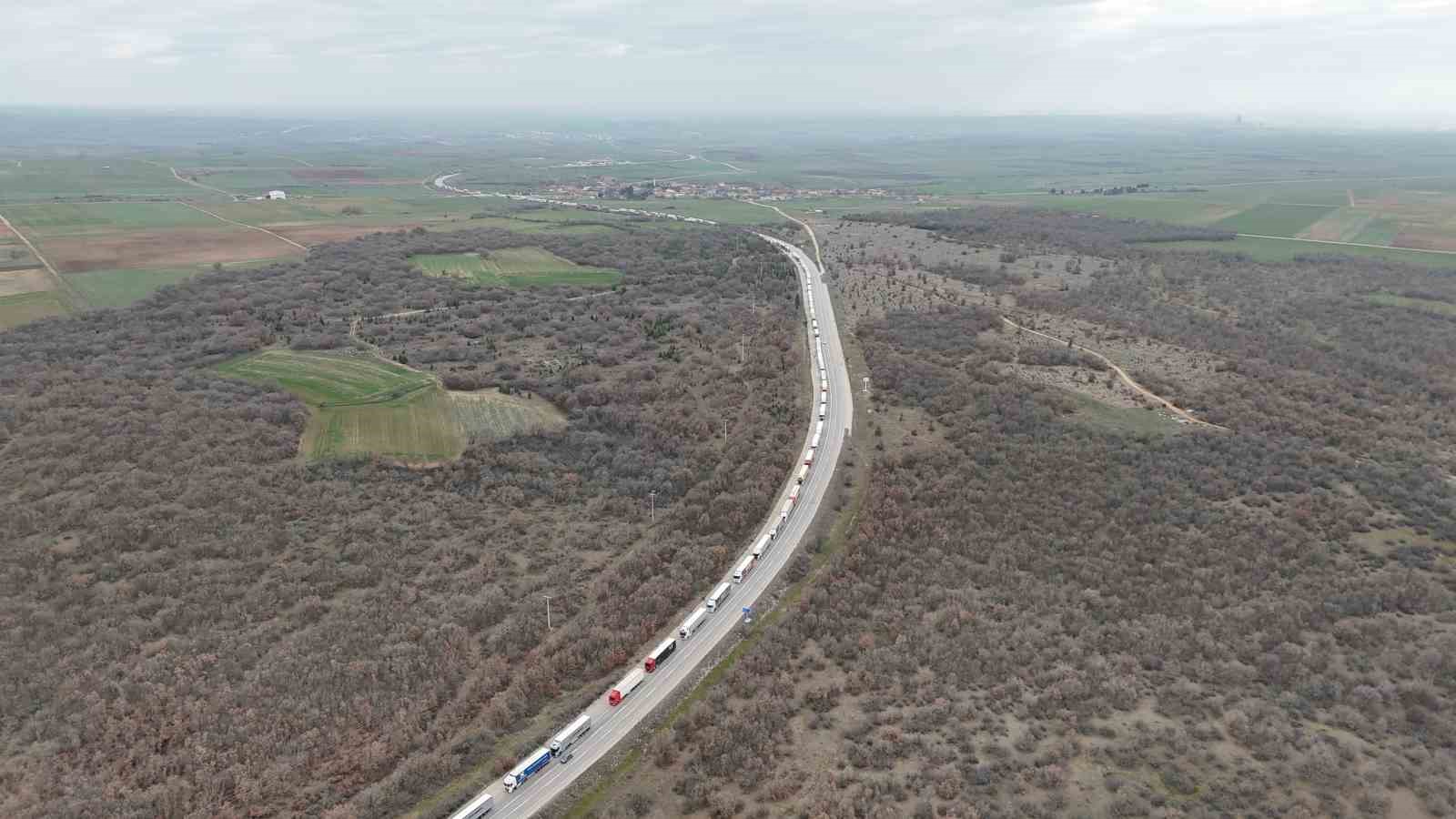 Edirne’de röportaj verirken az kalsın tır çarpacaktı
