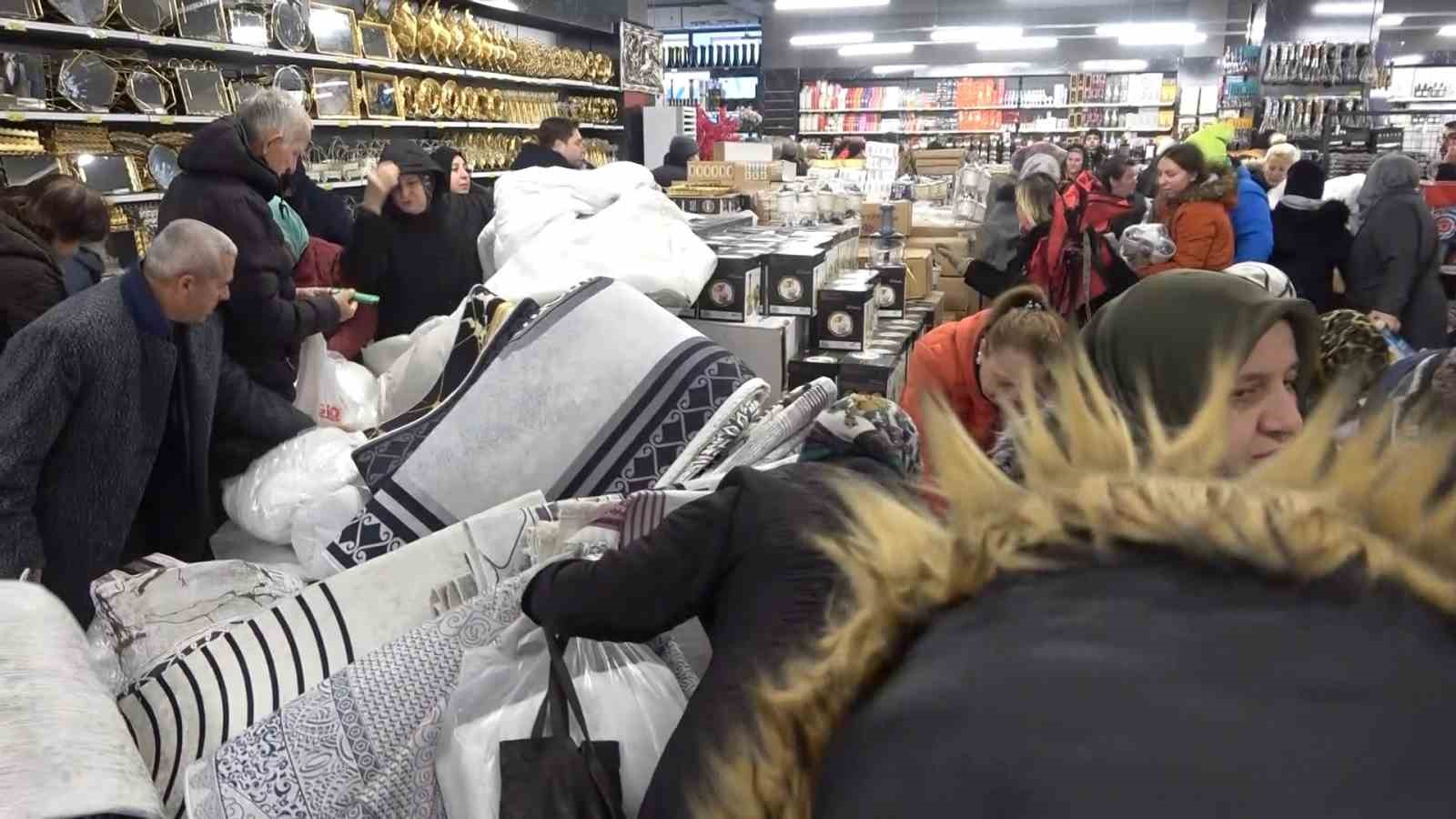 Bursa’da eksi 3 derecede ucuz alışveriş çılgınlığı
