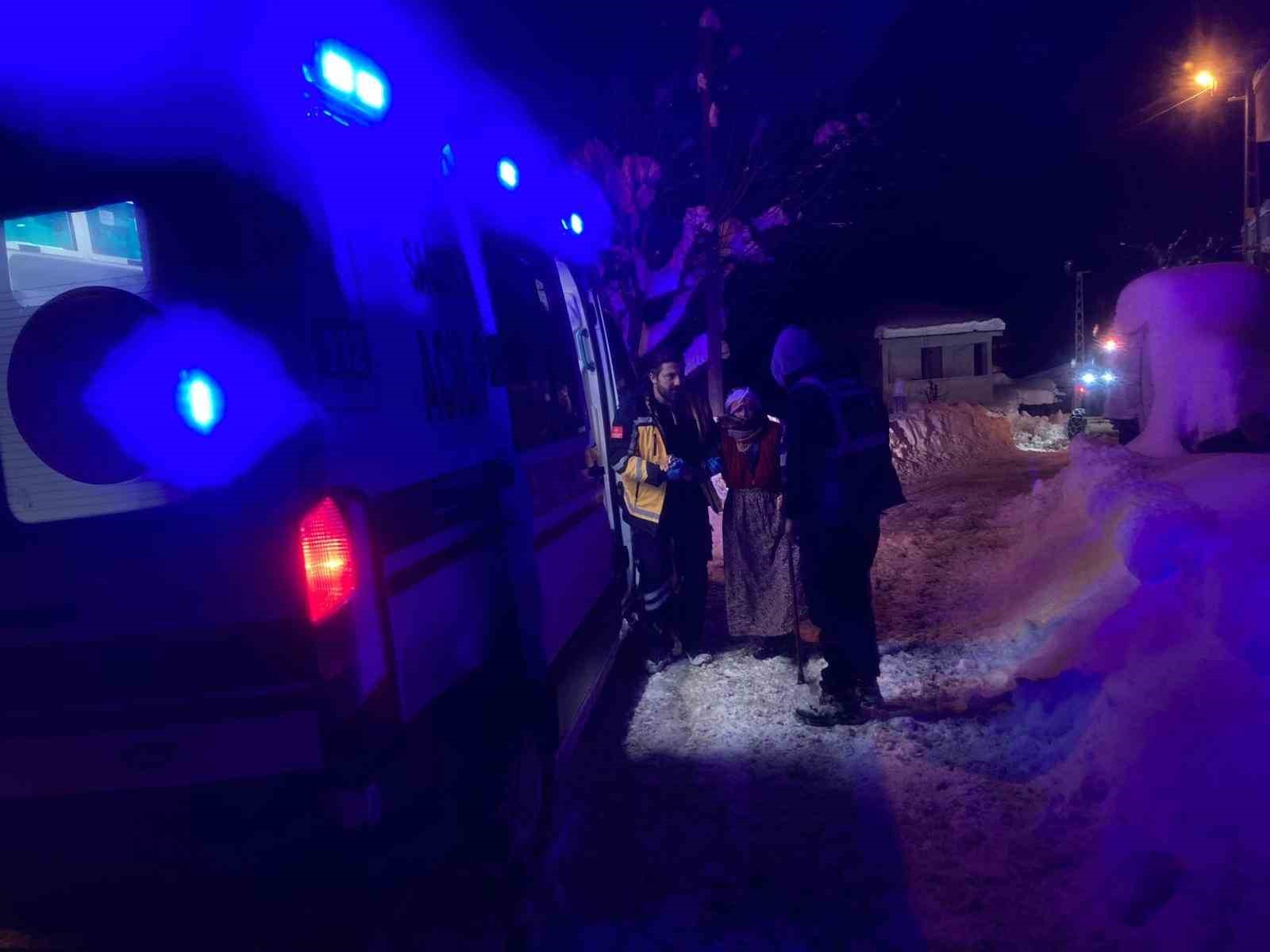 Ünye’de belediye ekipleri, ambulansın hasta kadına ulaşması için seferber oldu