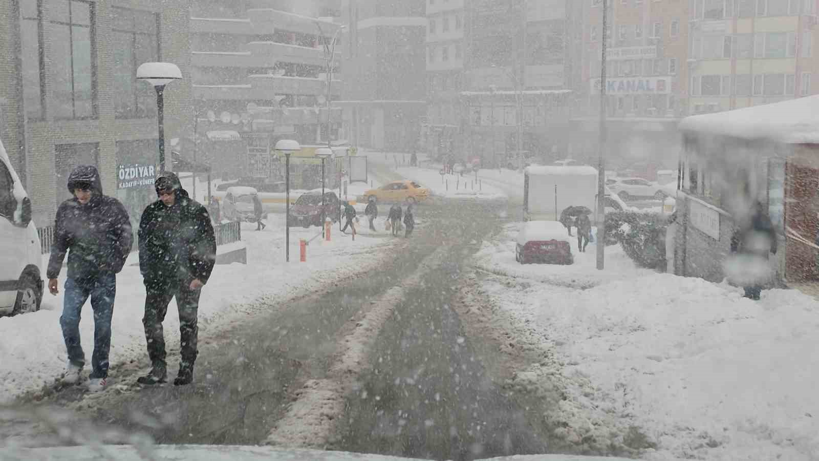 Zonguldak’ta kar yağışı etkisini sürdürüyor, 200 köy yoluna ulaşım sağlanamıyor
