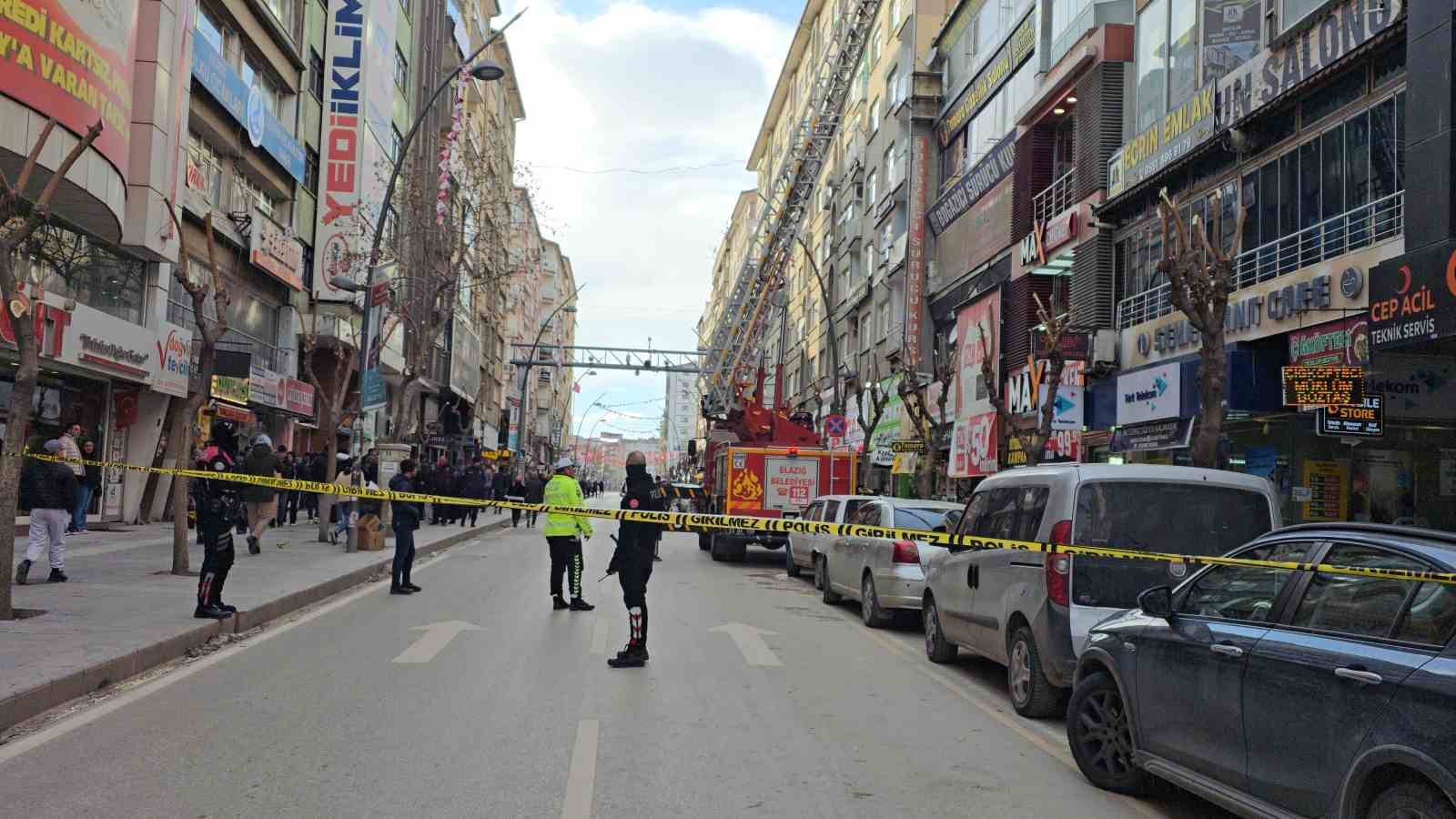 Elazığ’da binanın dış cephe sıvaları döküldü, itfaiye ve polis alarma geçti
