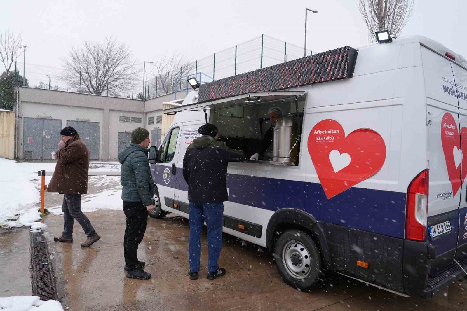 Kartal Belediyesi’nden vatandaşlara sıcak çorba ikramı
