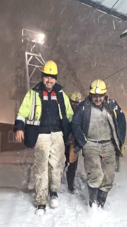 Yerin altından &ccedil;ıkan madencilere yer y&uuml;z&uuml;nde kar s&uuml;rprizi
