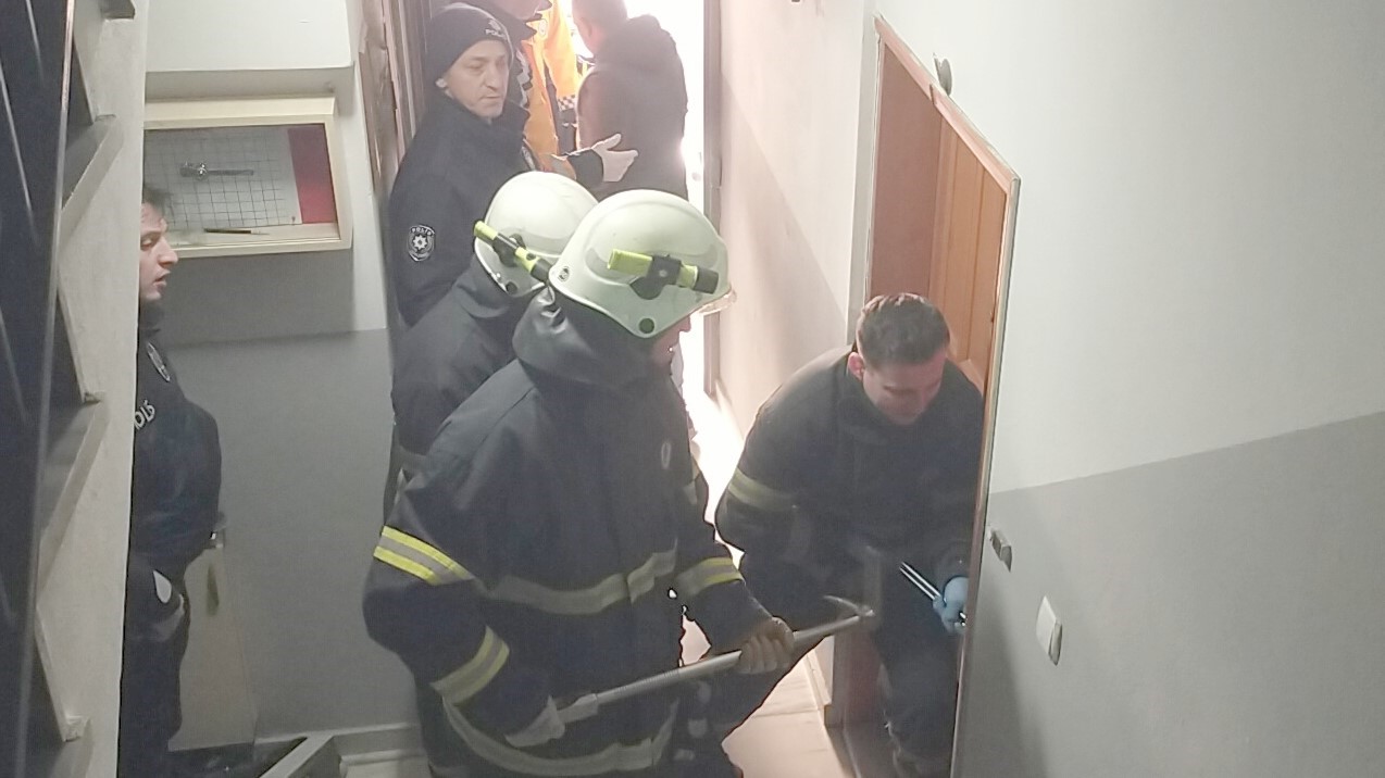 İtfaiye, polis ve sağlık ekipleri kapıyı kırıp i&ccedil;eri girdi, ger&ccedil;ek sonradan ortaya &ccedil;ıktı
