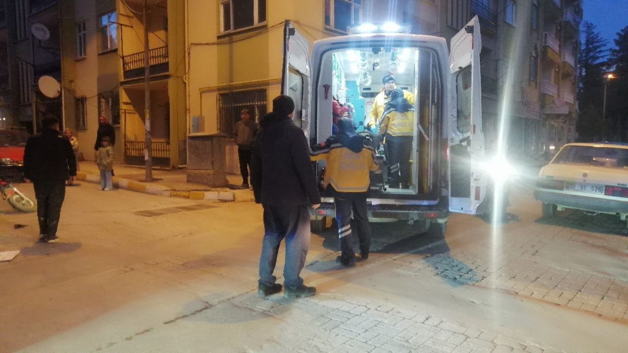 Isparta&rsquo;da otomobille &ccedil;arpışan elektrikli bisiklet s&uuml;r&uuml;c&uuml;s&uuml; yaralandı
