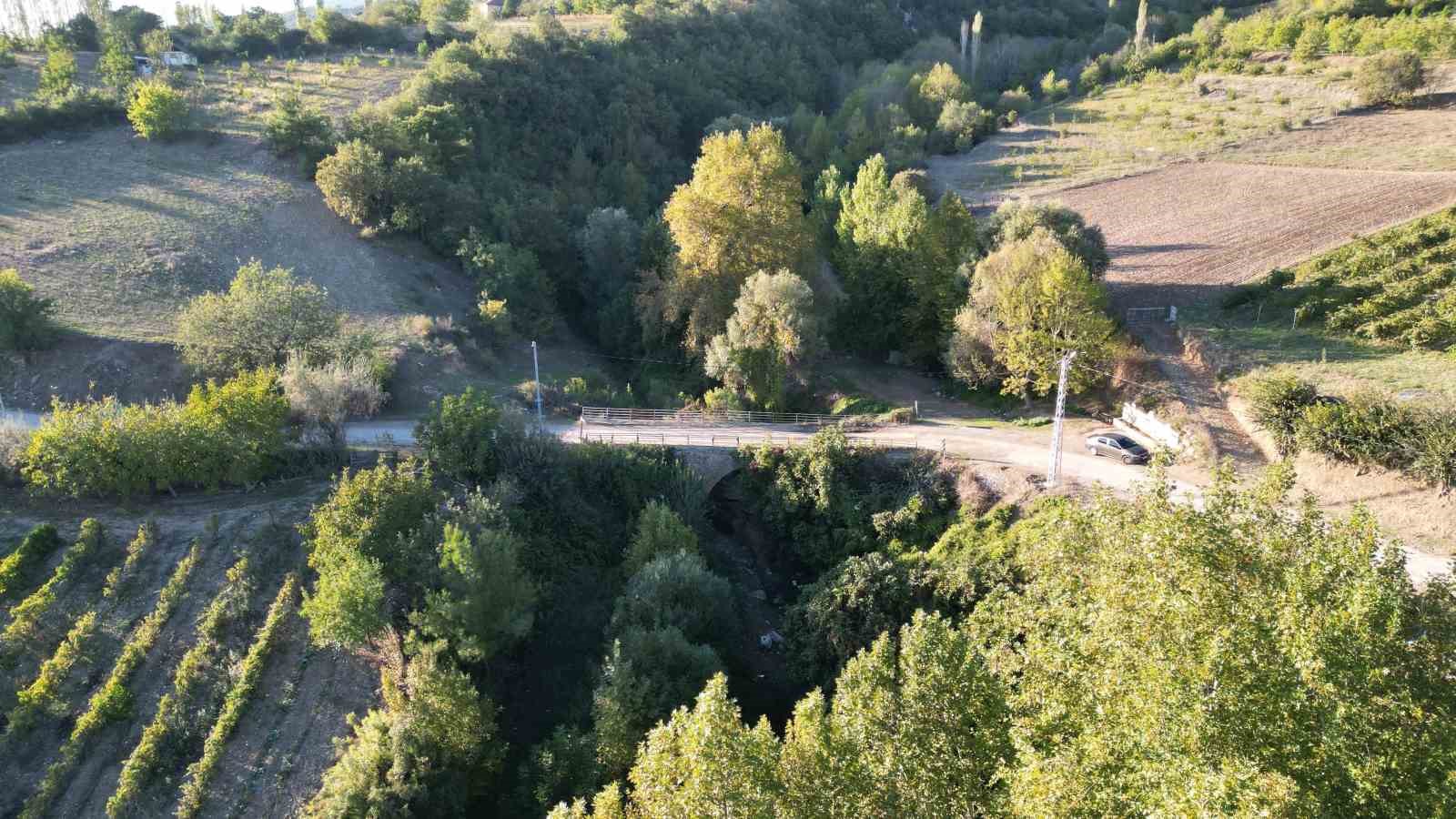 Depremlerde yıkılmayan tarihi k&ouml;pr&uuml; definecilerin tehdidi altında
