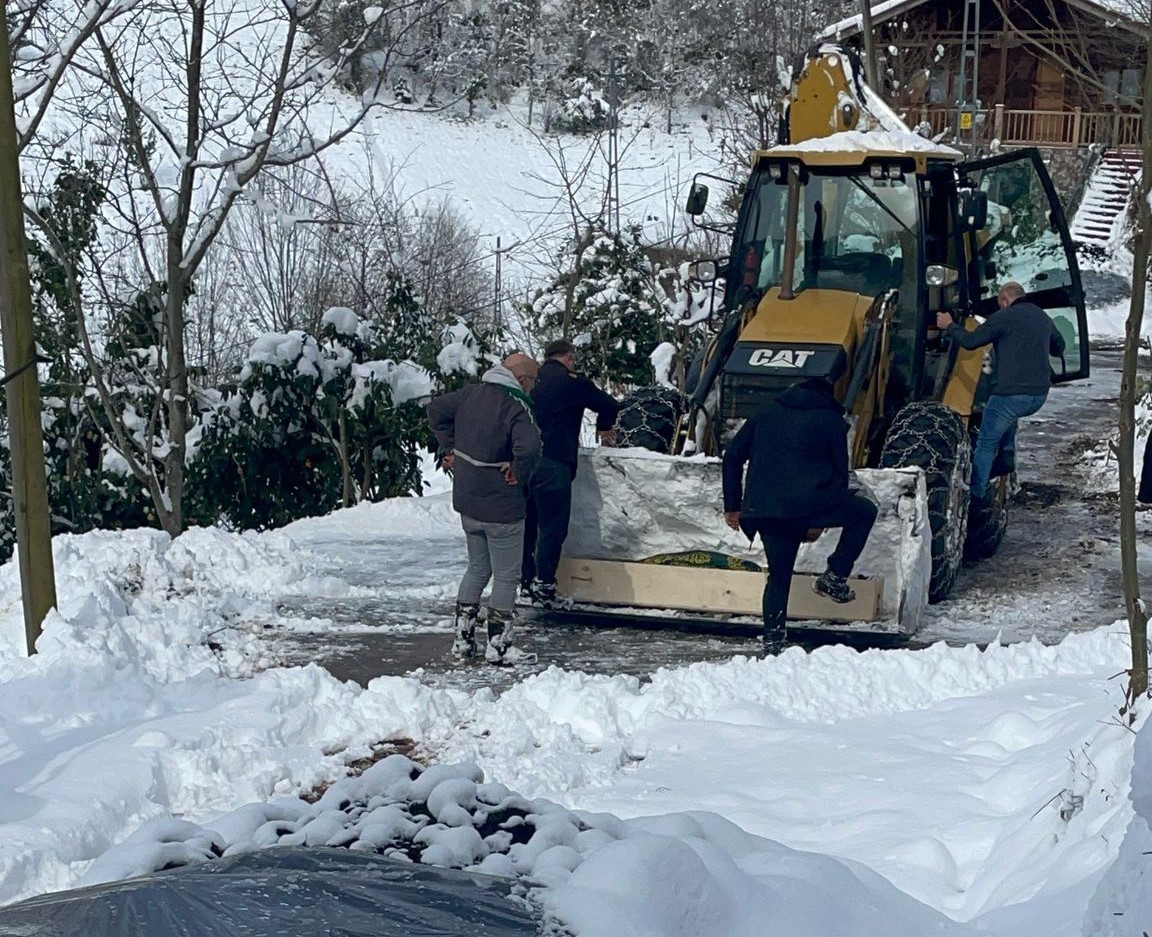 Rize&rsquo;de cenaze iş makinesi ile taşındı
