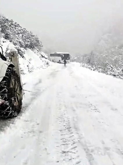 Kar ve tipi nedeniyle yolda mahsur kalan 45 kişinin yardımına karla m&uuml;cadele ekipleri yetişti
