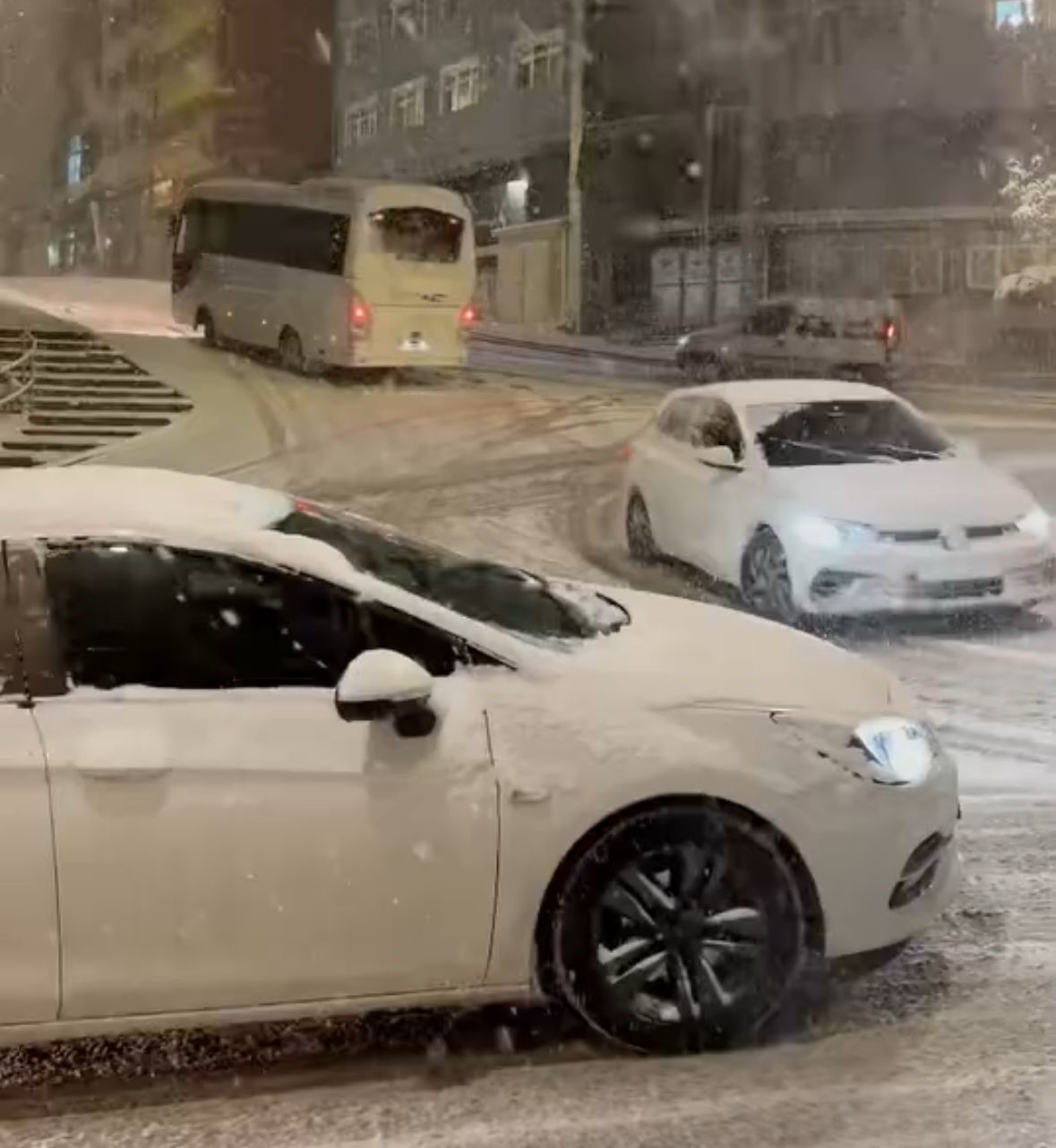 Bolu&rsquo;da kar yağışı kimlerine eğlence kimilerine ise zul&uuml;m oldu
