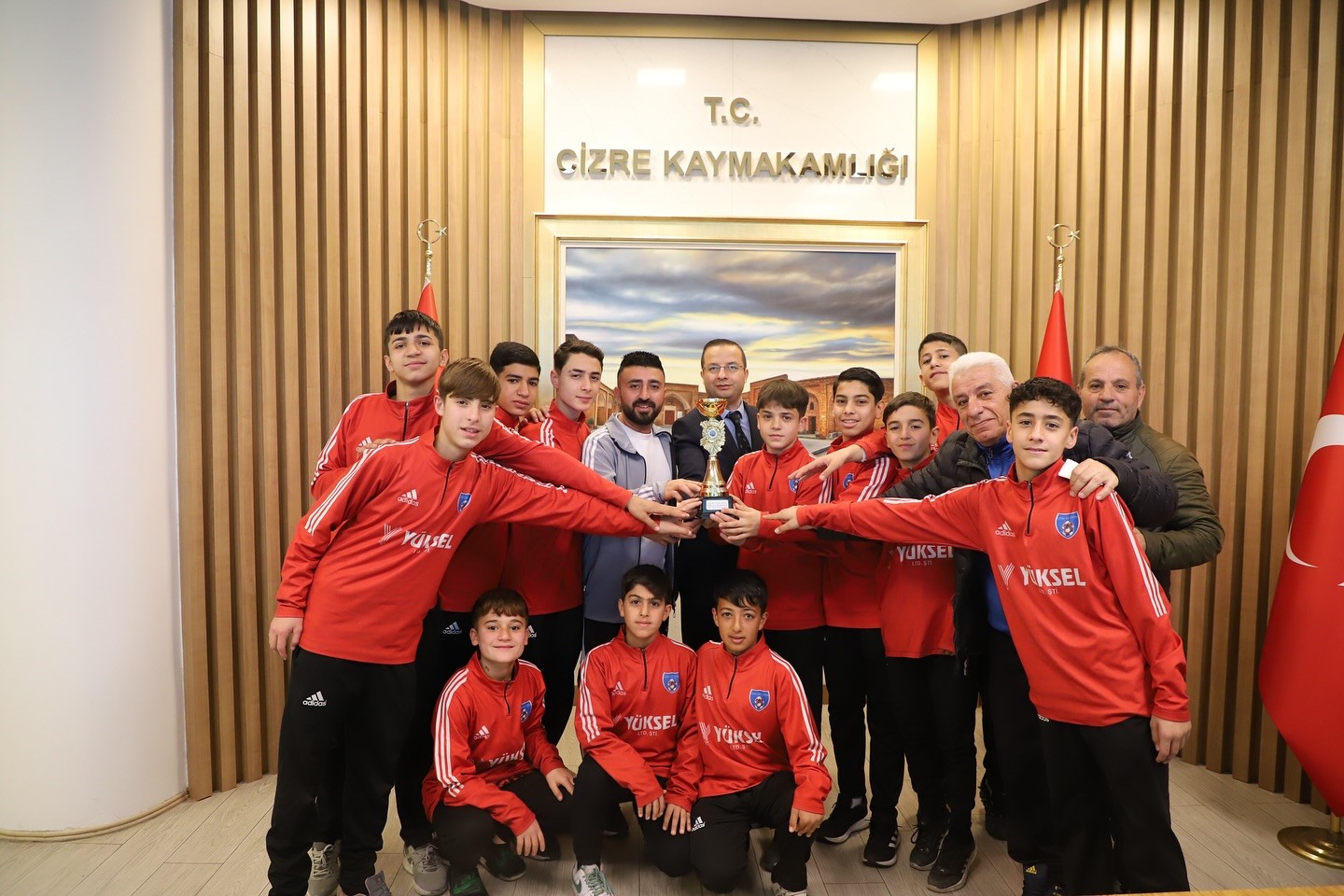 Cizre Kaymakamı Ahmet Vezir Baycar, şampiyon takımı ağırladı