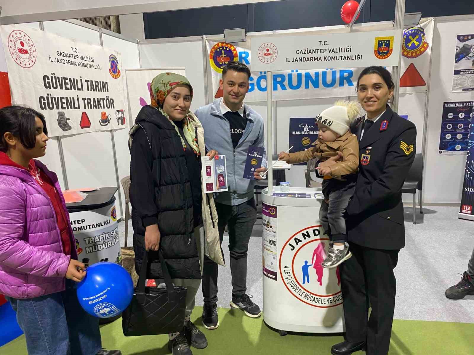 Jandarmadan su&ccedil; ve su&ccedil;lulara karşı bilgilendirme standı
