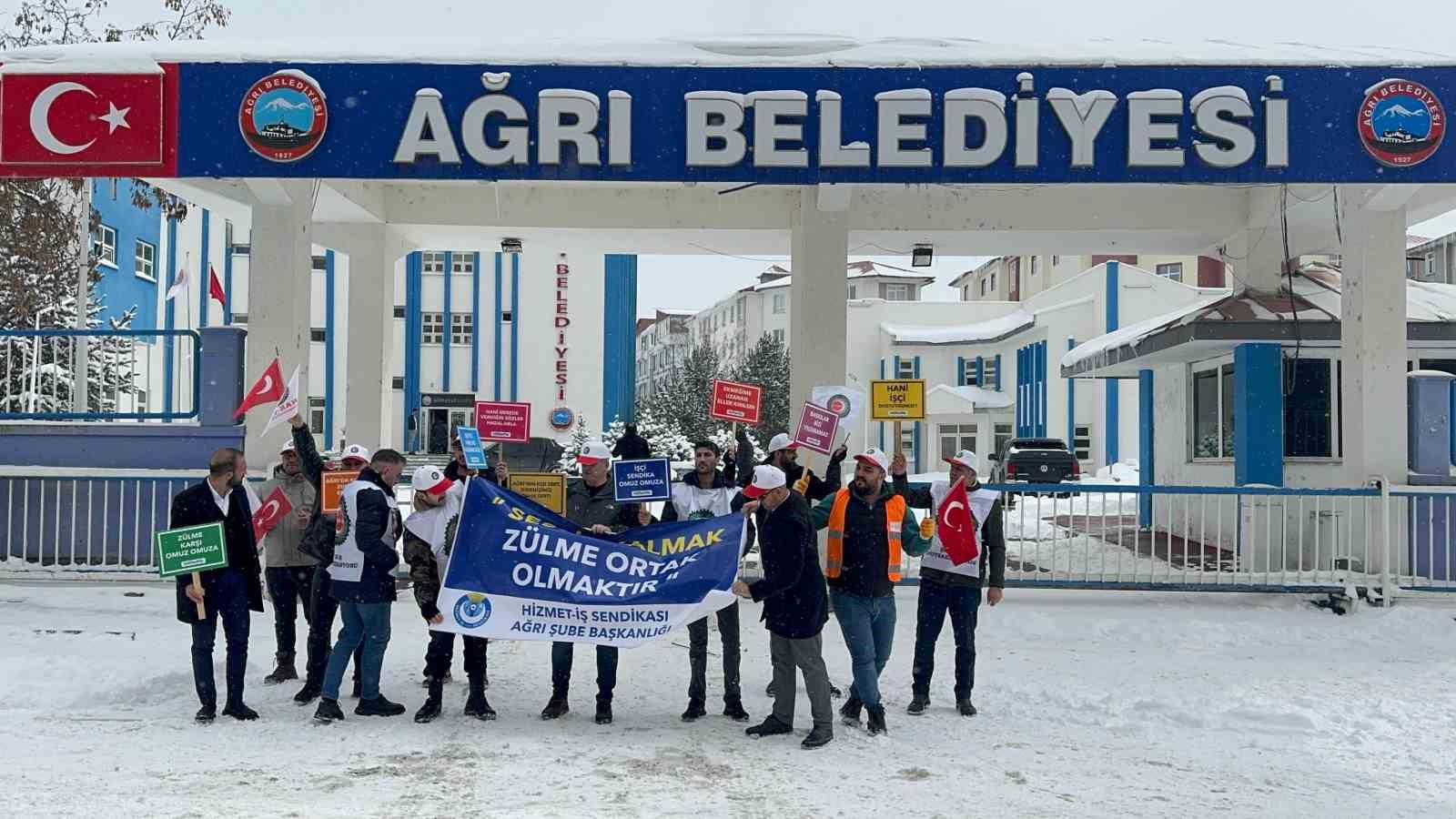 Ağrı’da işten çıkarılan işçilerden belediye önünde eylem