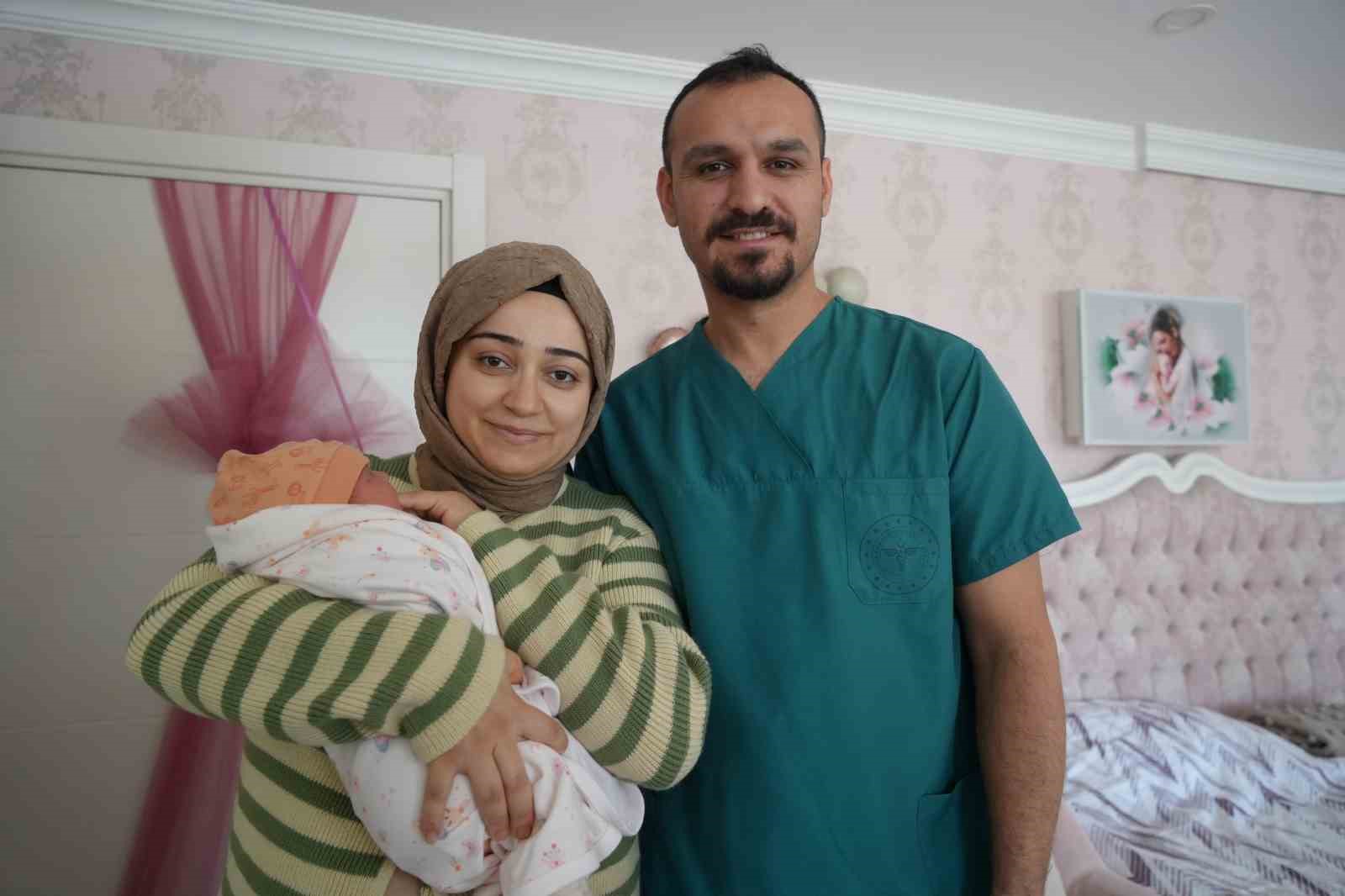Normal doğumla bebeğini dünyaya getiren kadın doğum uzmanı: "Normal doğumun konforu çok farklı"