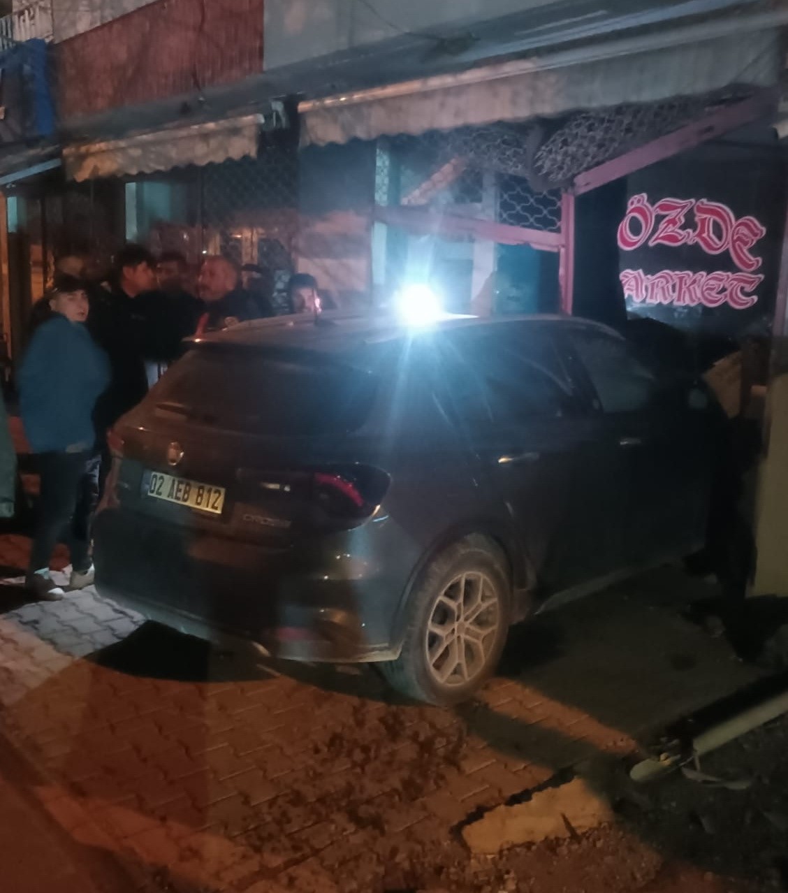 İtfaiye aracıyla çarpışan otomobil işyerine girdi