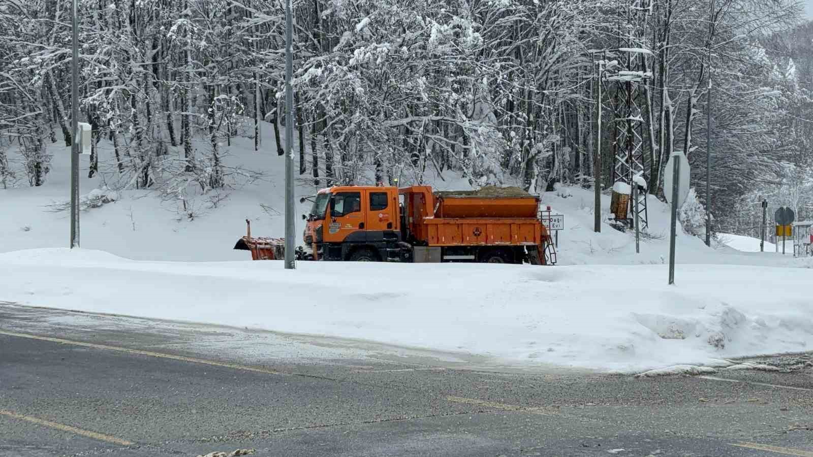 Bolu Dağı ge&ccedil;işinde kar yağışı aralıklarla etkili oluyor: Ulaşım rahat
