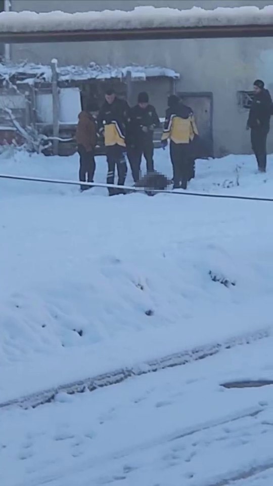 Ölü bedeni karlar içinde bulundu
