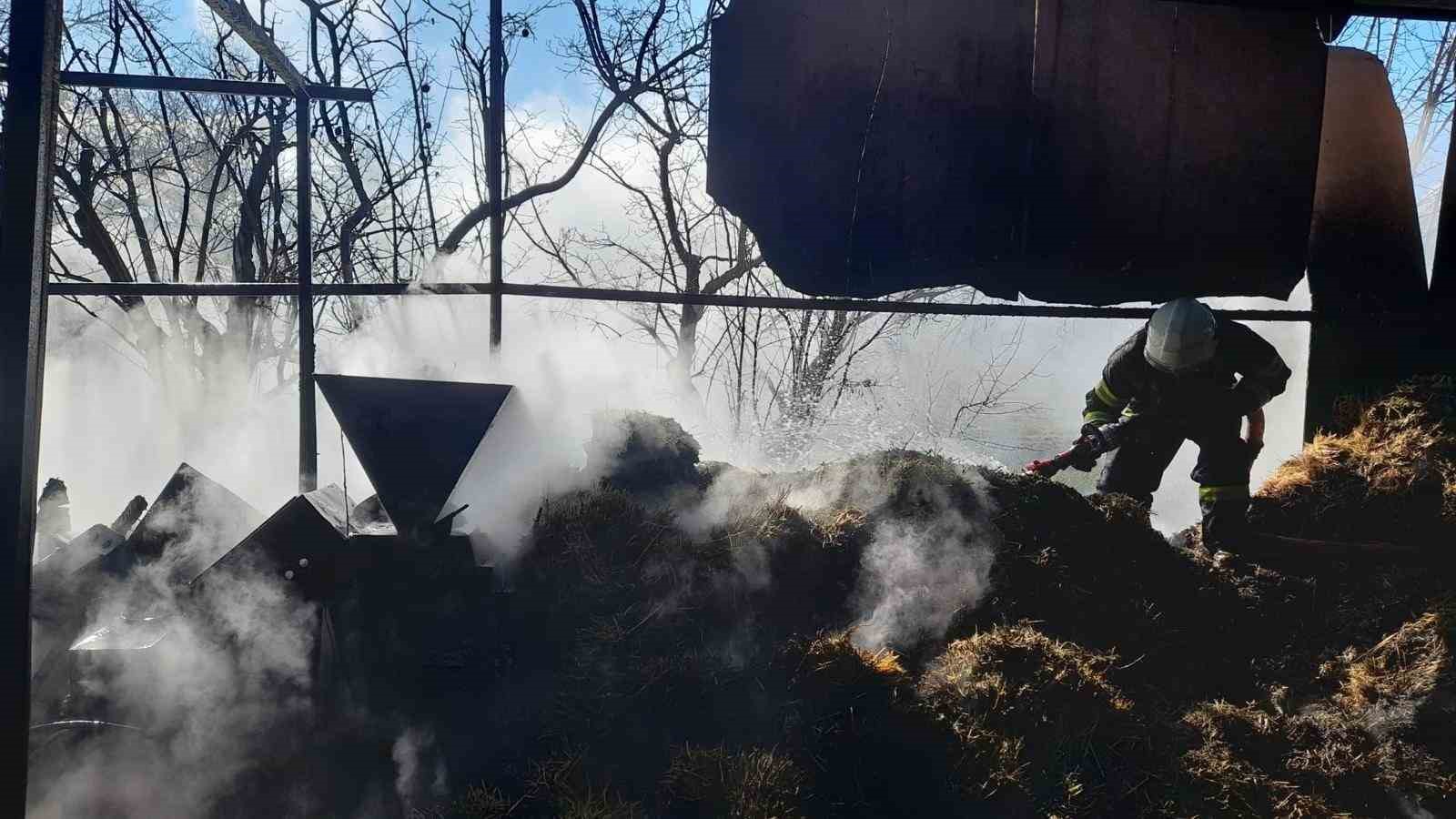 Burdur&rsquo;da &ccedil;ıkan yangında 100 saman balyası yandı
