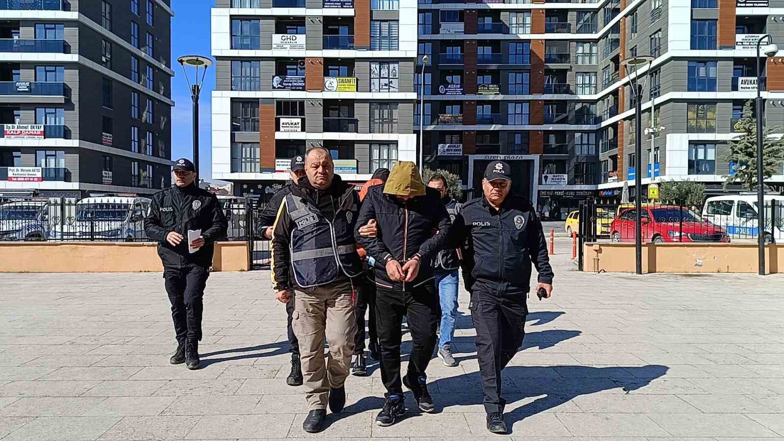 Edirne’de dolandırıcılık operasyonu: 24 sahte altın ve 52 bin TL ele geçirildi