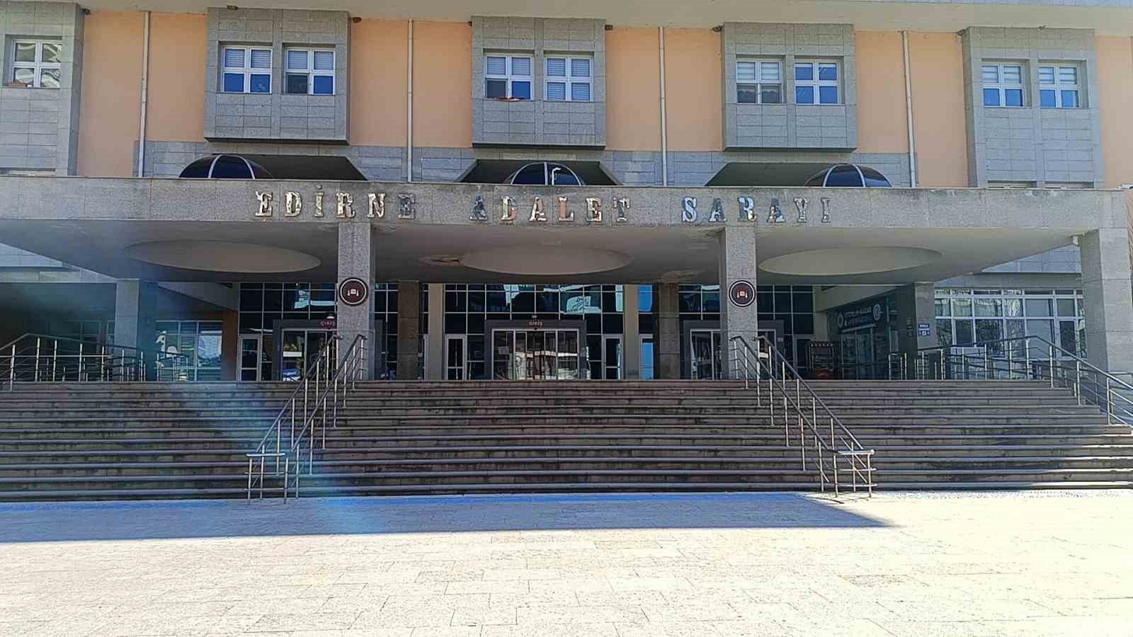 Edirne&rsquo;de dolandırıcılık operasyonu: 24 sahte altın ve 52 bin TL ele ge&ccedil;irildi
