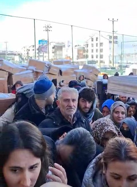 Kocaeli’de indirim izdihamı: Soğuğa ve kara aldırış etmediler
