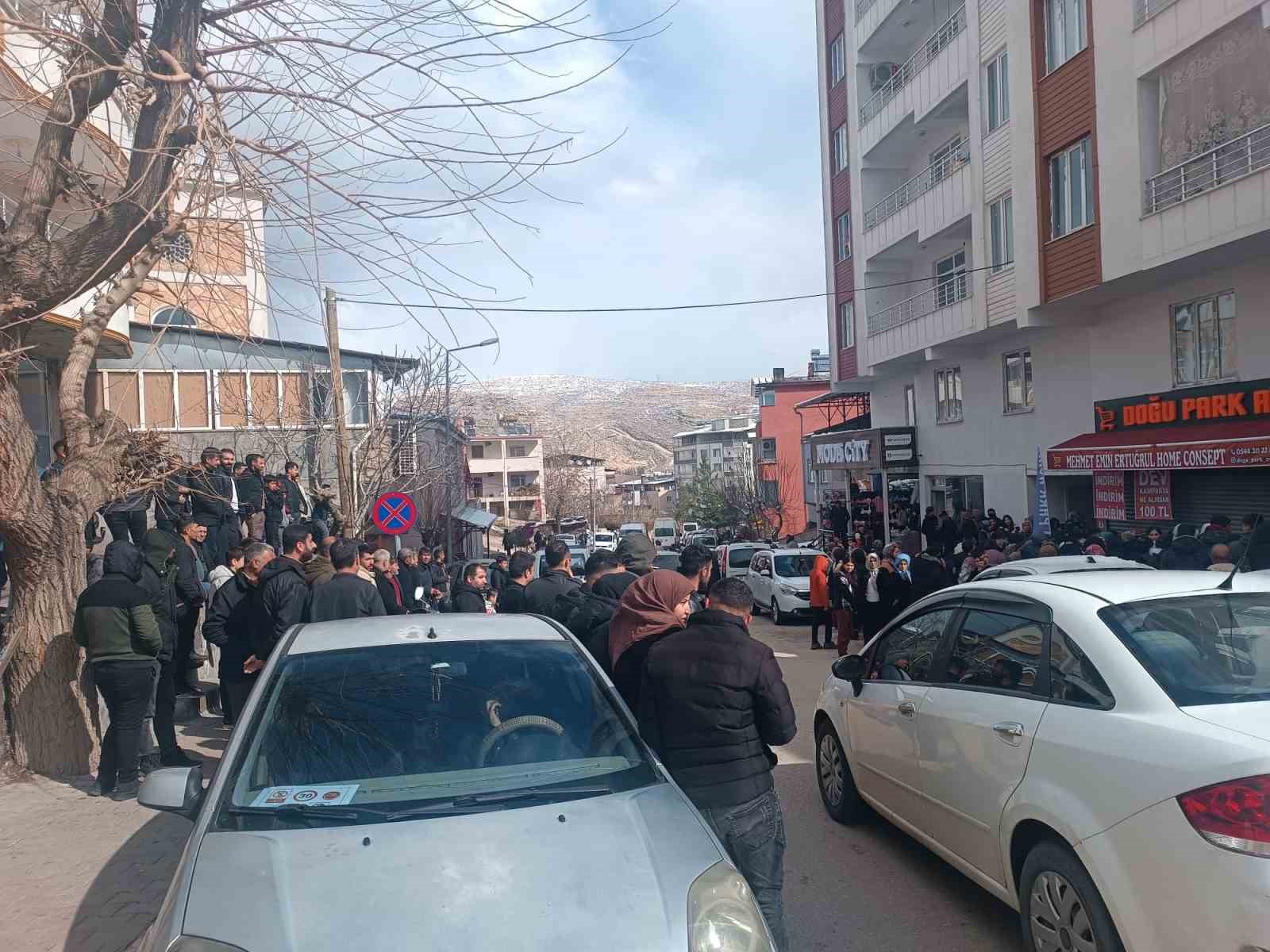 &Uuml;r&uuml;nler 100 liraya satıldı, izdiham &ccedil;ıktı
