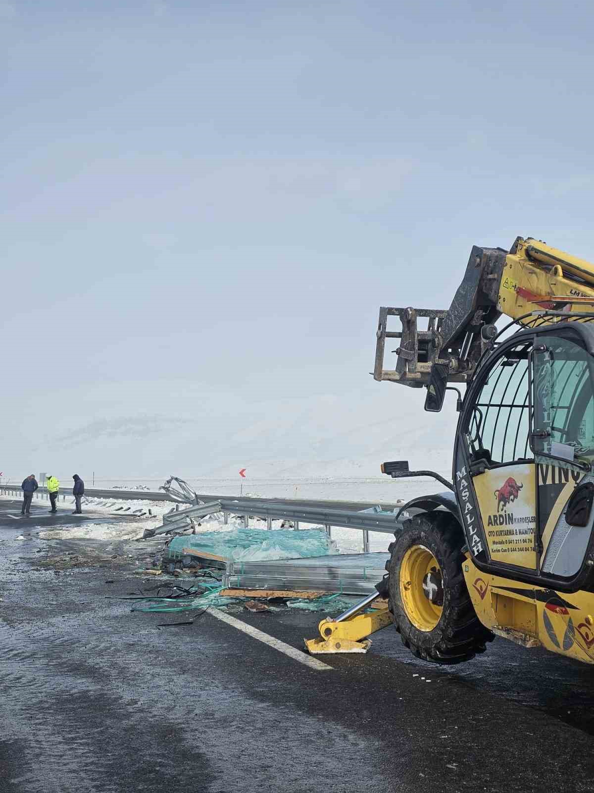 Doğubayazıt-Iğdır kara yolunda cam y&uuml;kl&uuml; tır kaza yaptı
