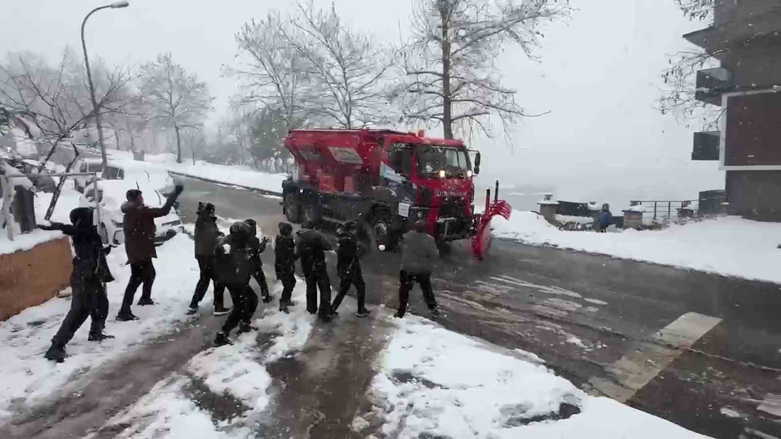 Karın temizlenmesini istemeyen çocuklar kar küreme aracını kar topu ile püskürttü