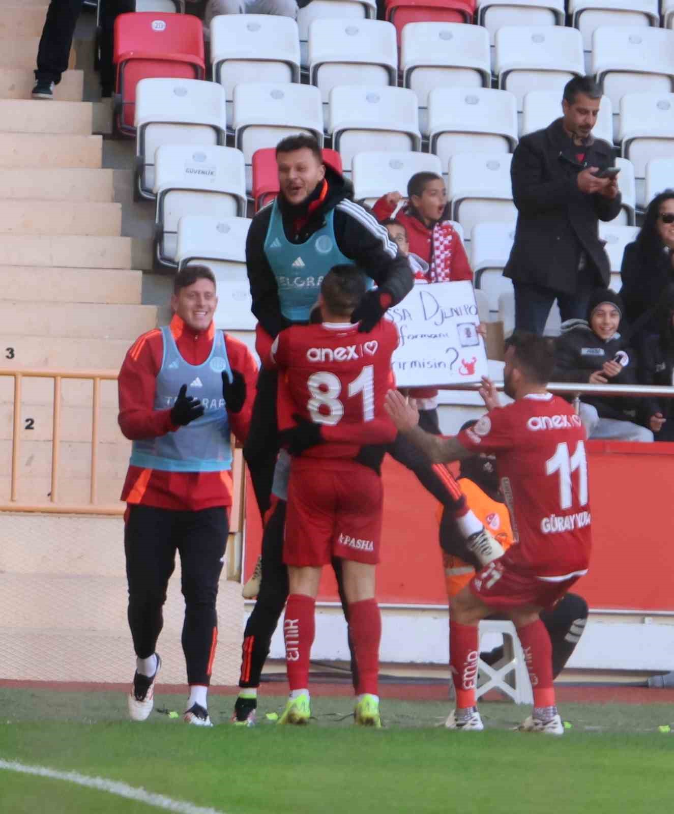 Trendyol S&uuml;per Lig: Antalyaspor: 2 - Kasımpaşa: 0 (İlk yarı)
