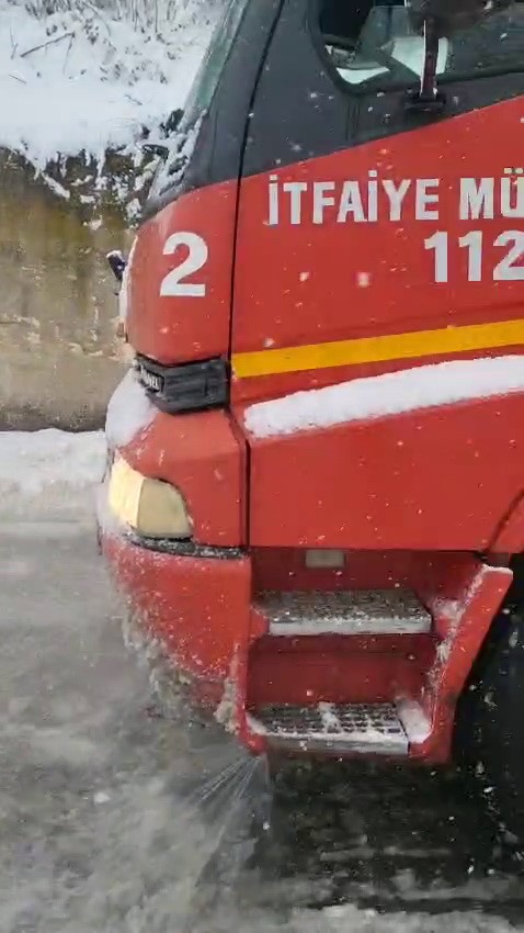 Alaplı&rsquo;da karla m&uuml;cadelede deniz suyu kullanılıyor
